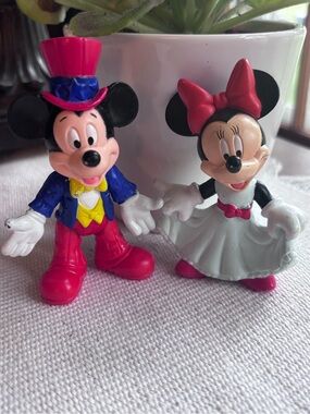 Mickey & Minnie Mouse McDonald's Happy Meal toys 1990s Disney Epcot collection.
